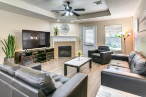 4 Mi to Airport Home in Houston with Yard!